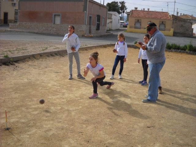 Alumnos del Azorín descubren la tradición de los bolos cartageneros