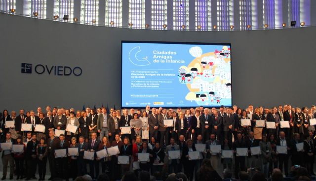Cartagena recibe el reconocimiento de Ciudad Amiga de la Infancia en Oviedo