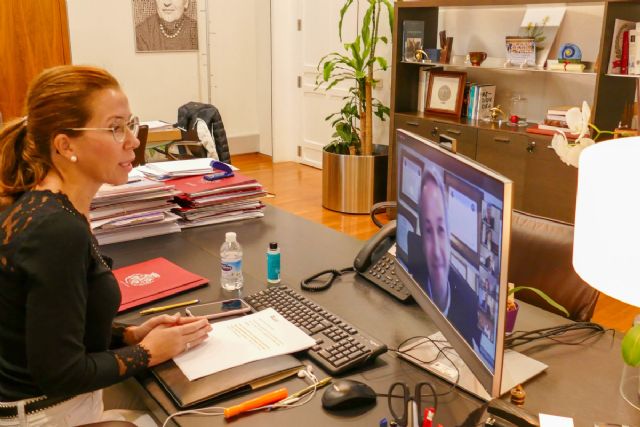 La alcaldesa expone las actuaciones en Responsabilidad Social Corporativa del Ayuntamiento en una Mesa Redonda de la UMU