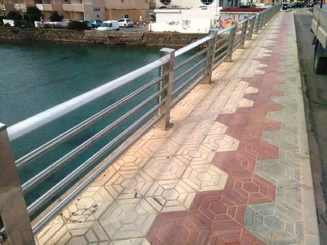 Continuan los trabajos para la reparacion de barandillas en la via publica