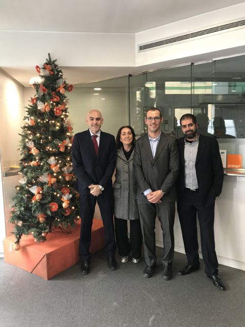 Acuerdo entre White Lynx, empresa surgida de la UPCT, y el fabricante británico de Smartphones STK para potenciar un sistema de centralita virtual