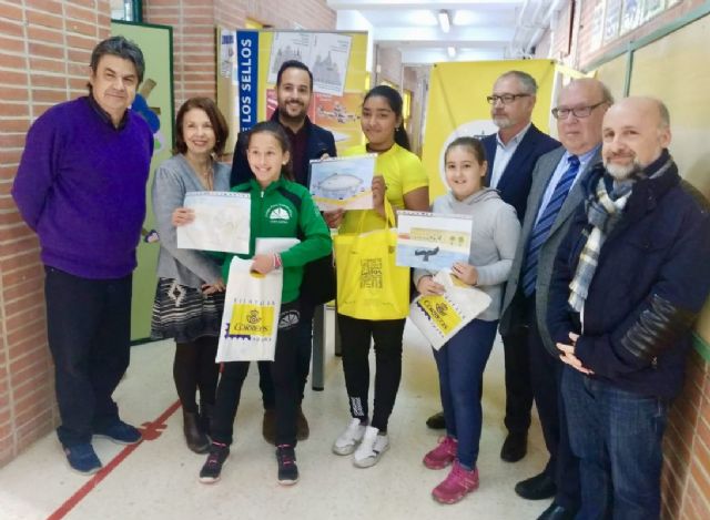 El CEIP Poeta Antonio Oliver acoge una exposición filatélica hecha por alumnos del centro