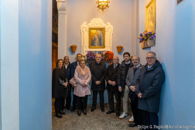 El callejón de la Soledad de Cartagena recupera el cuadro de la Virgen tras ser restaurado por el Ayuntamiento
