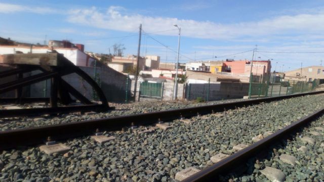 Alumbres espera tres años la promesa del Gobierno de desvío de la vía del tren