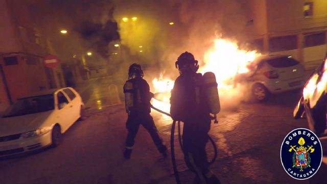 Tres vehiculos y siete contenedores se vieron afectados en tres incendios que tuvieron que extinguir anoche los Bomberos