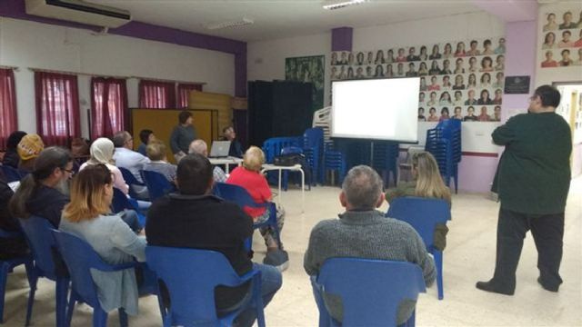 Servicios Sociales explica a los vecinos de la Barriada Virgen de la Caridad como solucionar sus necesidades en materia de vivienda