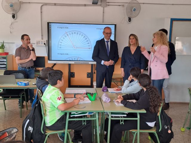 El Gobierno regional sustituirá las cubiertas e instalará placas solares en cinco centros educativos de Cartagena este verano