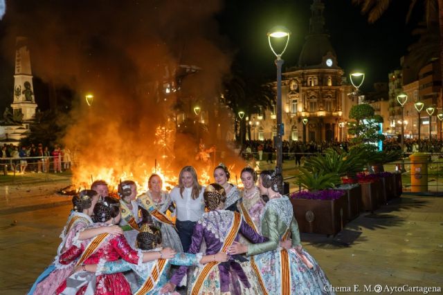 Las fallas baten récord de pólvora y traen miles de turistas valencianos a Cartagena
