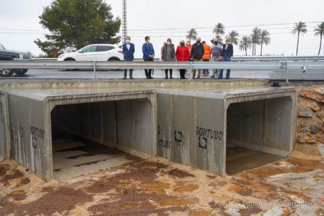 Abre al tráfico la carretera de Los Nietos tras acabar la obra que evita inundaciones por la rambla de La Carrasquilla