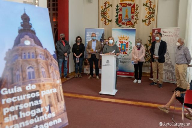 Una Guía para personas sin hogar y transeúntes recoge los recursos que ofrece el Ayuntamiento y dónde se localizan