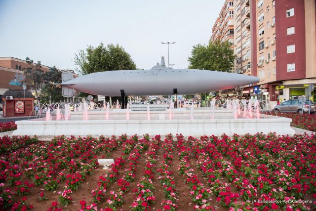 Iluminada la réplica del submarino Peral en la entrada de Cartagena