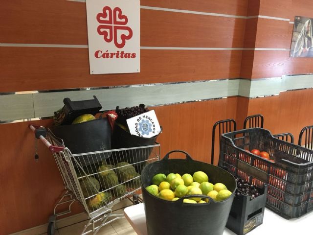 La Policía Local decomisa 191 kilos de productos perecederos y 32 juguetes en el mercadillo de Los Dolores