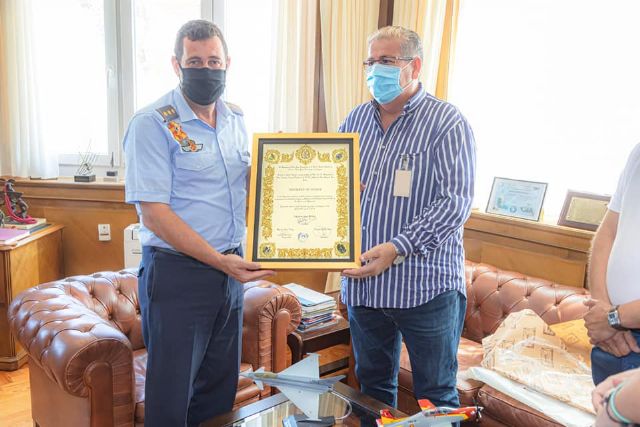 El Coronel Director de la AGA es nombrado hermano de Honor de San Juan Evangelista