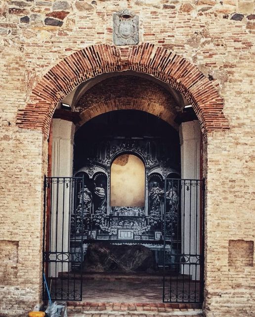 MC: Tres años después, el Gobierno ´resuelve´ la recuperación de la Capilla del Concejo instalando un póster