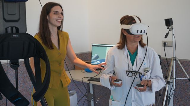 Una alumna de Electrónica y Biomédica en la UPCT crea un gemelo digital e inmersivo de un quirófano robotizado del hospital Santa Lucía