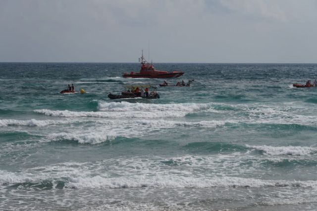 Las playas de Monte Blanco y Galúa se mantendrán cerradas al baño hasta la extracción del avión siniestrado