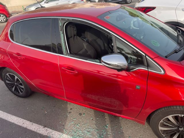 Rescatan en estado crítico a un niño que habían dejado dentro de un coche