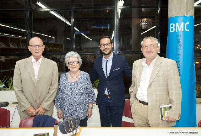 Maria Teresa Cervantes presento su poemario La Travesia de los Sentimientos en El Luzzy