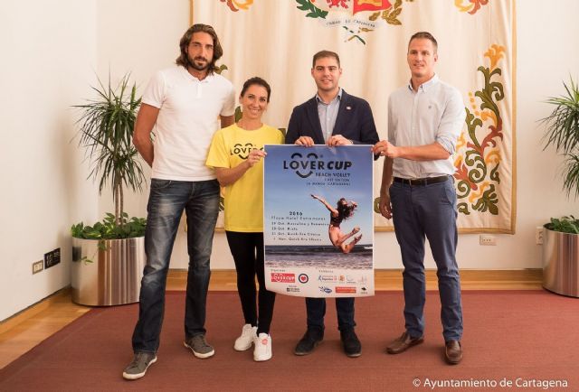 La playa del Entremares acoge este fin de semana la primera edicion de la Lover Cup Beach de voley playa