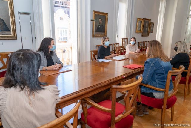 El Ayuntamiento se reúne con padres y madres de Franciscanos y Carmelitas