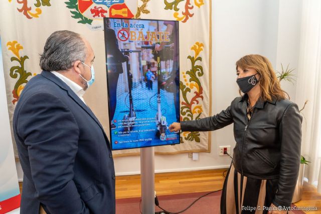 La Policía Local de Cartagena sancionará el uso de patinetes por la acera con 200 euros para proteger a los peatones