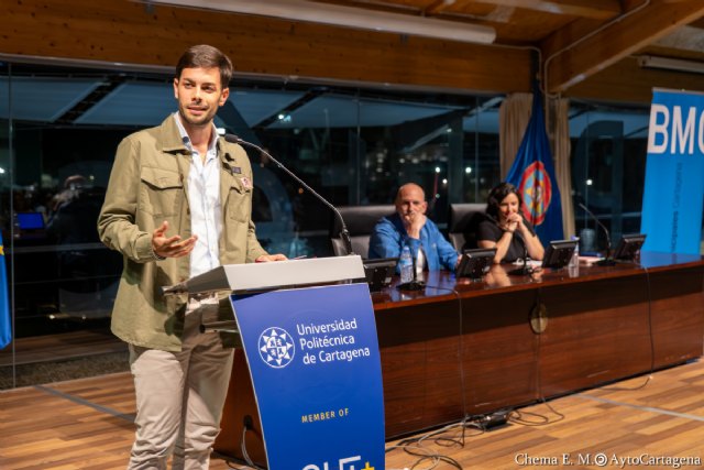 Alejandro Palomas comparte los detalles de su obra con los clubes de lectura de Cartagena