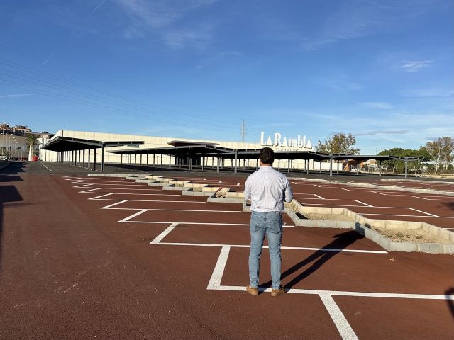 MC: Marca PP y Arroyo: reasfaltar tres veces un aparcamiento y poner cuatro pérgolas por un millón de euros