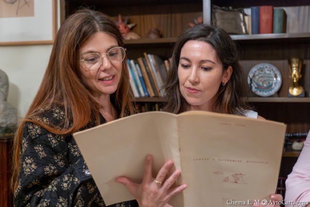 Manuela Velasco visita el museo de Carmen Conde horas antes de encarnar a la escritora cartagenera