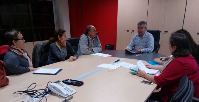 Francisco Calderón (MC Cartagena) informa a las protectoras de los detalles del convenio que promueve la adopción de perros y gatos