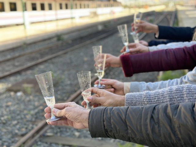 MC brinda con los vecinos por la llegada del AVE a Cartagena