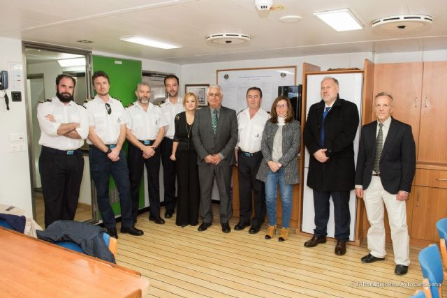 la alcaldesa reconoce la labor humanitaria del buque de Salvamento Maritimo Clara Campoamor
