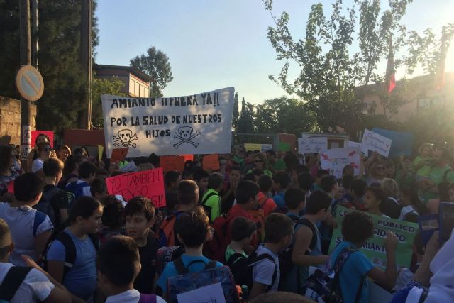 El Ayuntamiento lleva mas de dos años exigiendo la retirada del fibrocemento de los centros educativos y aportando documentacion