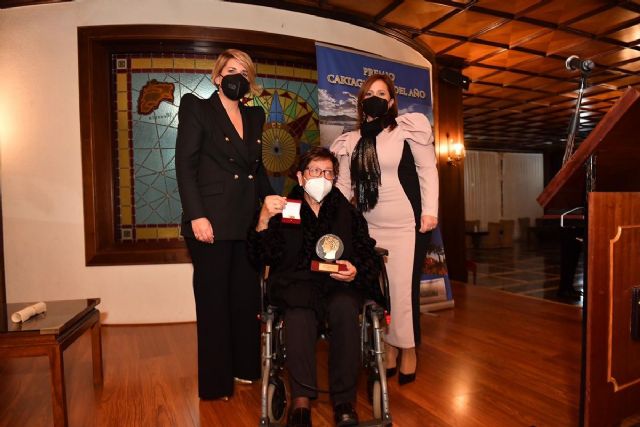 Josefa Muños Plazas recibe el premio Cartagenera del Año 2020