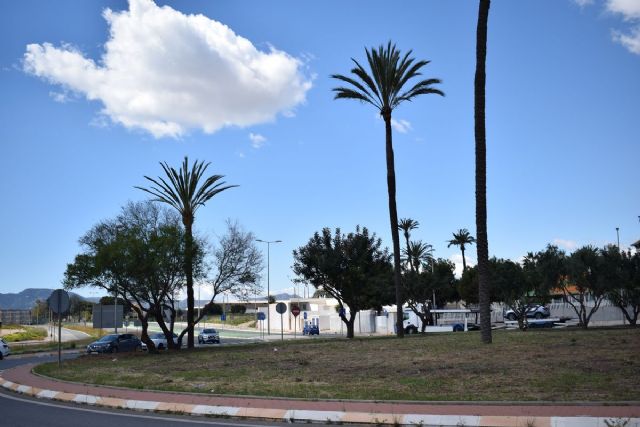 Los trabajos de mantenimiento del Ayuntamiento en tres rotondas estratégicas mejorarán la seguridad vial y la imagen urbana