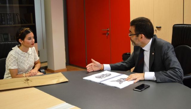 El alcalde conoce la obra de la artista Clara Ledo