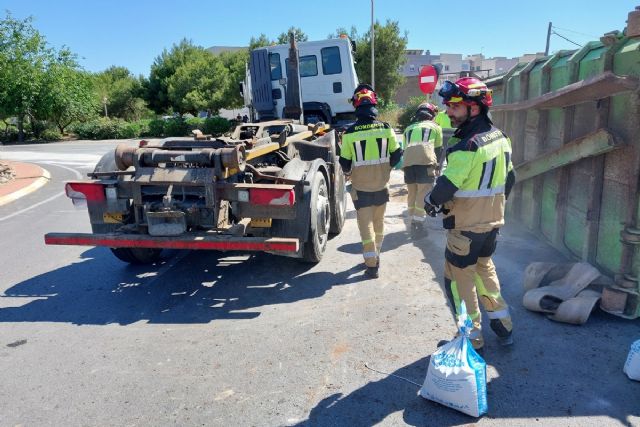 Rescatan a una mujer en un incendio de vivienda y atienden un accidente con vuelco de camión
