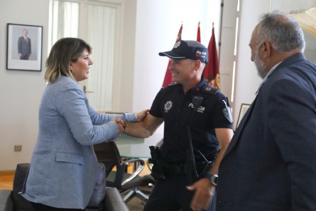 La alcaldesa felicita al policía local que salvó a una mujer de un incendio