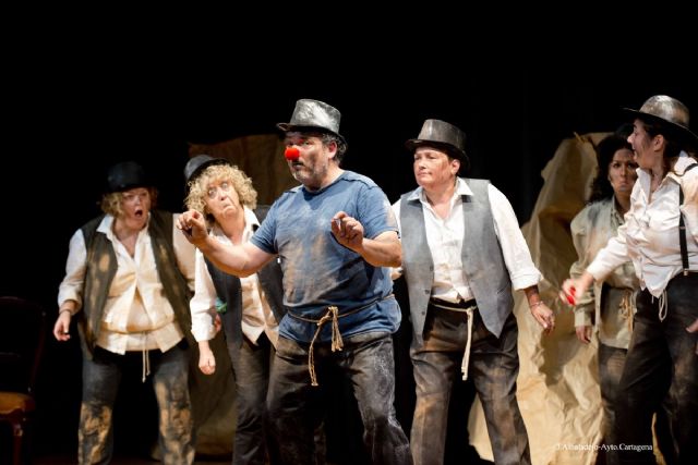 El Aula de Teatro del Desván bajó el telón del curso con una obra, un recital y el Premio Pata de Gallo