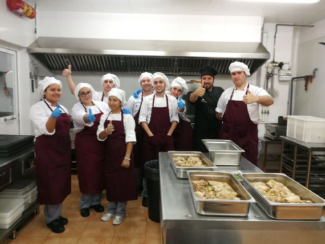Los alumnos del Programa de la ADLE Tres Tenedores comienzan la fase de trabajo en el Comedor Solidario Jesus Maestro y Pastor