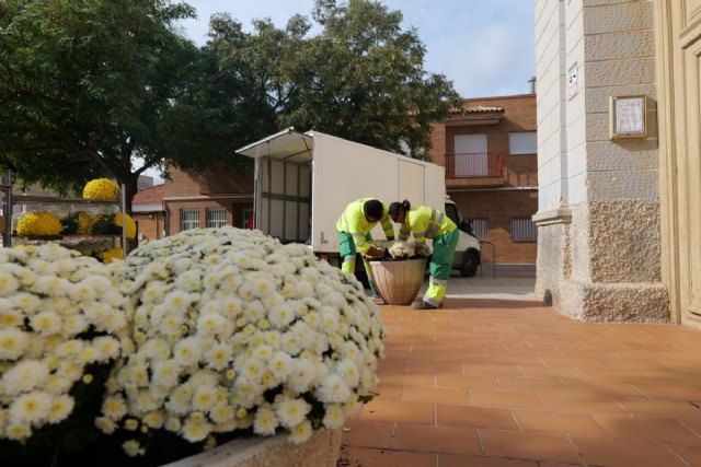 El Ayuntamiento de Cartagena refuerza la ornamentación floral de los cementerios municipales para Todos los Santos