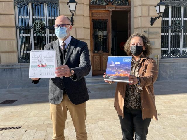 La Autoridad Portuaria y el humorista gráfico José Manuel Puebla vuelven a unirse en el calendario 2022 del Puerto de Cartagena