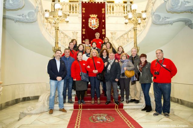 El alcalde recibe al grupo cultural y excursionista Cathagenericos de Pura Cepa