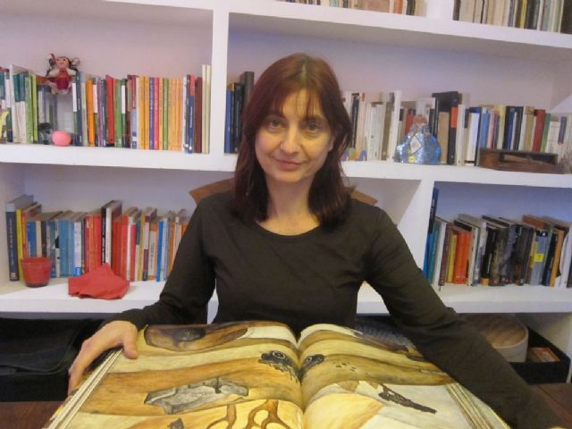 Monica Rodriguez inicia el ciclo de encuentros con los finalistas del Premio Hache