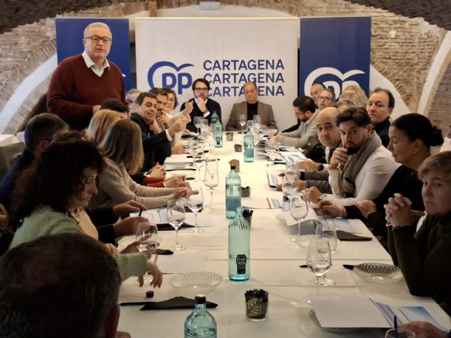El PP expone a los comerciantes de Cartagena el Contrato de Autónomos de Feijóo, 'que refuerza la protección social a un sector lastrado por la voracidad fiscal de Sánchez'