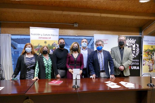 El libro ´Un viaje a nuestras tradiciones´ cierra los actos por el 40 aniversario de la Universidad Popular