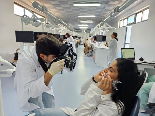 Los futuros odontólogos de UCAM Cartagena comienzan sus prácticas en un preclínico de vanguardia