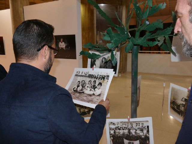 La exposición Nuestros Mayores muestra instantáneas de los vecinos más longevos de La Magdalena
