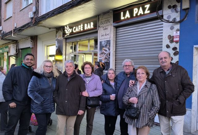 El Bar La Paz congregó a más de 100 clientes, antiguos empleados, vecinos y amigos en su gran fiesta de despedida
