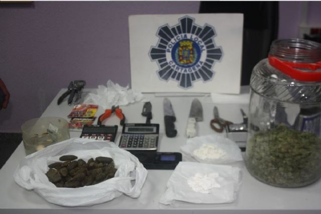 La Policia Local de Cartagena halla mas de medio kilo de estupefacientes en el interior de una vivienda en llamas
