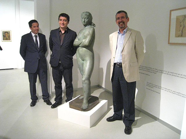 El director general de Bellas Artes y Bienes Culturales, Enrique Ujaldón, el consejero de Cultura y Turismo, Pedro Alberto Cruz, y el comisario de la muestra 